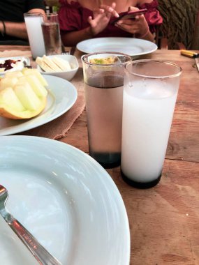 Özel Alkollü İçkili Rakılı Türk ve Yunan Geleneksel Yemek Masası. Uzo ve Türk Rakısı, Türkiye, Yunanistan, Kıbrıs ve Lübnan'da yaygın olarak tüketilen kuru anason aromalı bir aperatiftir.