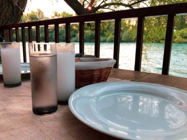 Özel Alkollü İçkili Rakılı Türk ve Yunan Geleneksel Yemek Masası. Uzo ve Türk Rakısı, Türkiye, Yunanistan, Kıbrıs ve Lübnan'da yaygın olarak tüketilen kuru anason aromalı bir aperatiftir.