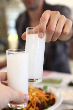 Özel Alkollü İçkili Rakılı Türk ve Yunan Geleneksel Yemek Masası. Uzo ve Türk Rakısı, Türkiye, Yunanistan, Kıbrıs ve Lübnan'da yaygın olarak tüketilen kuru anason aromalı bir aperatiftir.