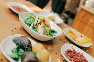 Geleneksel Türk ve Yunan yemek meze masası