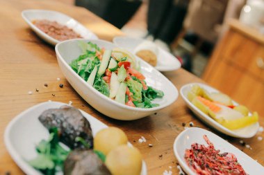 Geleneksel Türk ve Yunan yemek meze masası