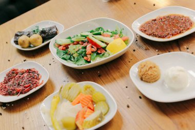 Geleneksel Türk ve Yunan yemek meze masası