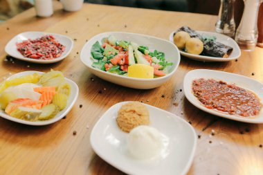 Geleneksel Türk ve Yunan yemek meze masası