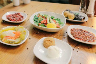 Geleneksel Türk ve Yunan yemek meze masası