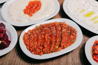 Geleneksel Türk ve Yunan yemek meze masası