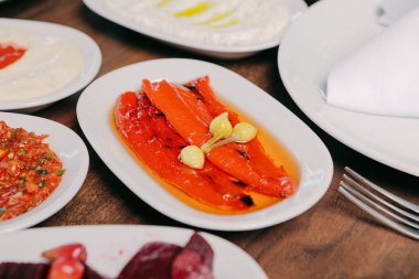 Geleneksel Türk ve Yunan yemek meze masası