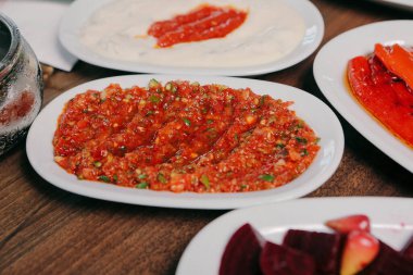 Geleneksel Türk ve Yunan yemek meze masası