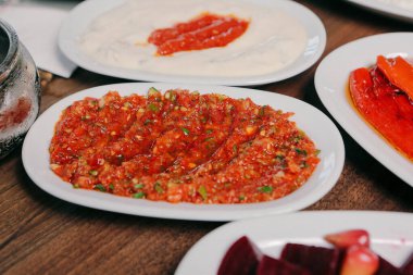 Geleneksel Türk ve Yunan yemek meze masası