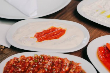 Geleneksel Türk ve Yunan yemek meze masası