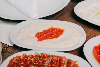 Geleneksel Türk ve Yunan yemek meze masası