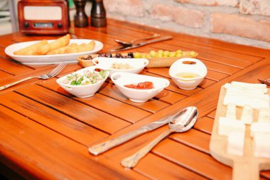 Geleneksel Türk ve Yunan yemek meze masası