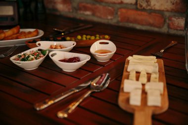 Geleneksel Türk ve Yunan yemek meze masası