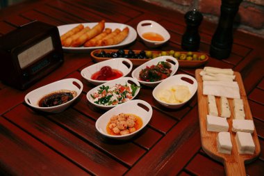 Geleneksel Türk ve Yunan yemek meze masası
