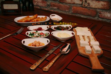 Geleneksel Türk ve Yunan yemek meze masası