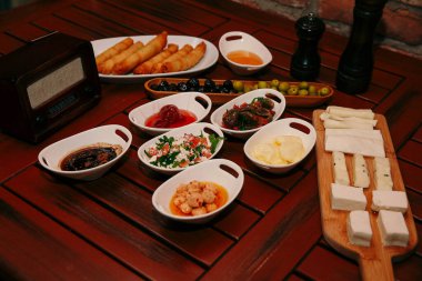 Geleneksel Türk ve Yunan yemek meze masası