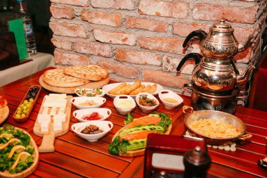 Geleneksel Türk ve Yunan yemek meze masası