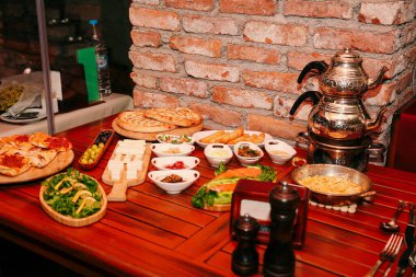 Geleneksel Türk ve Yunan yemek meze masası