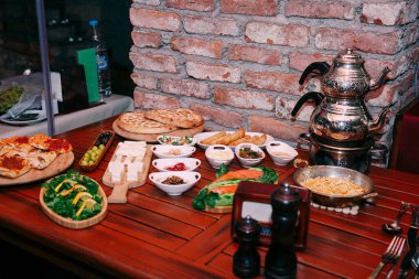 Geleneksel Türk ve Yunan yemek meze masası