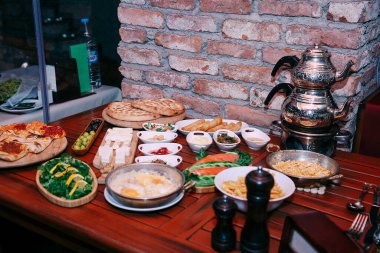 Geleneksel Türk ve Yunan yemek meze masası