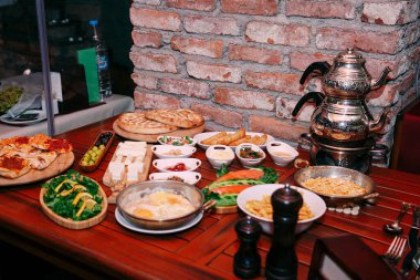 Geleneksel Türk ve Yunan yemek meze masası