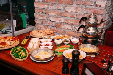 Geleneksel Türk ve Yunan yemek meze masası