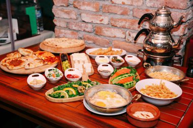 Geleneksel Türk ve Yunan yemek meze masası