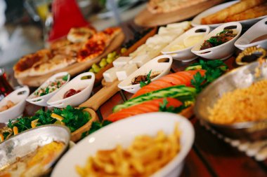 Geleneksel Türk ve Yunan yemek meze masası