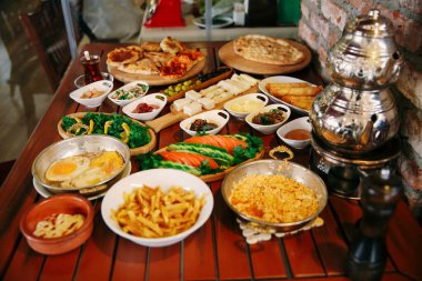 Geleneksel Türk ve Yunan yemek meze masası