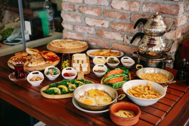 Geleneksel Türk ve Yunan yemek meze masası