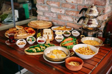 Geleneksel Türk ve Yunan yemek meze masası