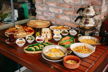 Geleneksel Türk ve Yunan yemek meze masası