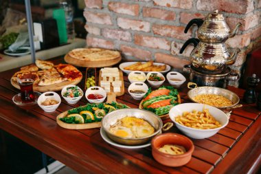 Geleneksel Türk ve Yunan yemek meze masası