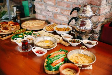 Geleneksel Türk ve Yunan yemek meze masası