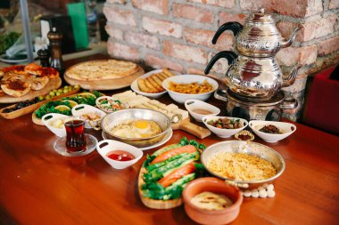 Geleneksel Türk ve Yunan yemek meze masası