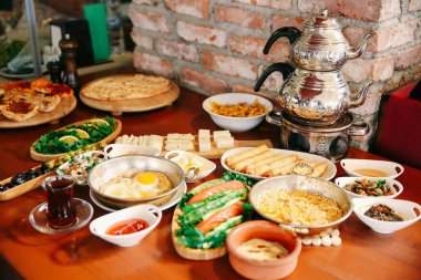 Geleneksel Türk ve Yunan yemek meze masası