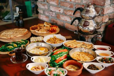 Geleneksel Türk ve Yunan yemek meze masası