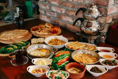 Geleneksel Türk ve Yunan yemek meze masası