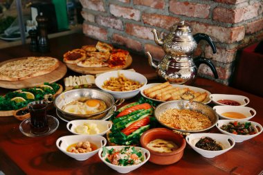 Geleneksel Türk ve Yunan yemek meze masası