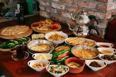 Geleneksel Türk ve Yunan yemek meze masası