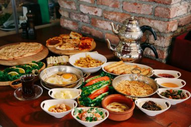 Geleneksel Türk ve Yunan yemek meze masası