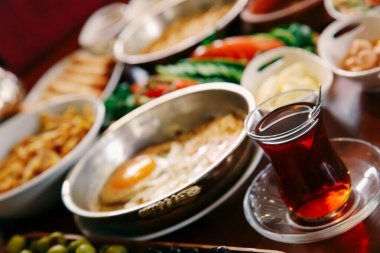 Geleneksel Türk ve Yunan yemek meze masası