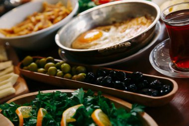 Geleneksel Türk ve Yunan yemek meze masası