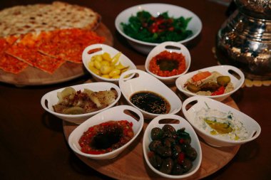 Geleneksel Türk ve Yunan yemek meze masası