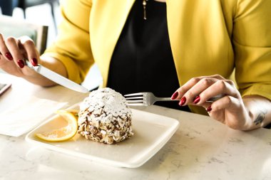 Masada lezzetli bir pasta var.
