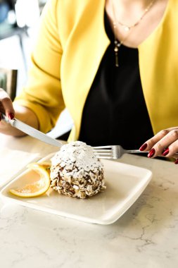 Masada lezzetli bir pasta var.