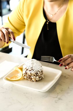 Masada lezzetli bir pasta var.