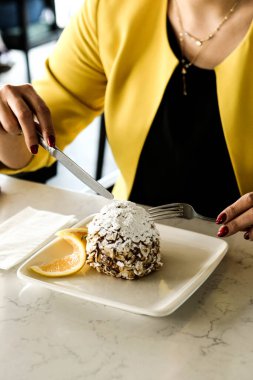 Masada lezzetli bir pasta var.