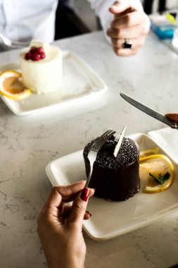 Masada lezzetli bir pasta var.