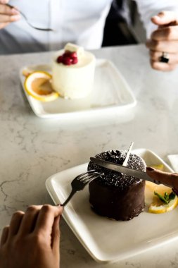 Masada lezzetli bir pasta var.