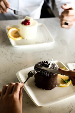 Masada lezzetli bir pasta var.